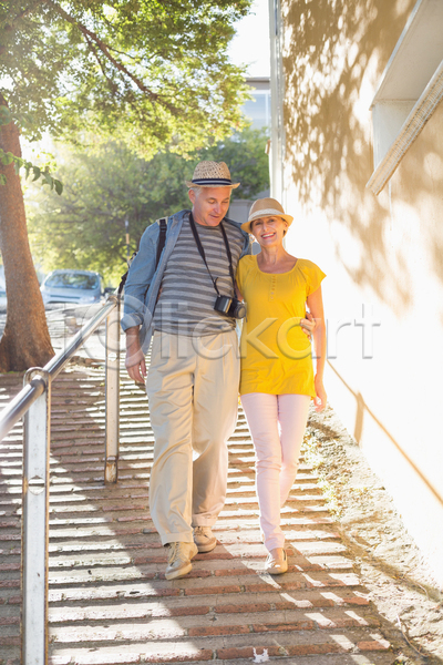 사랑 함께함 행복 50대 남자 노년 두명 백인 여자 중년 JPG 포토 해외이미지 걷기 관계 금발 단계 라이프스타일 맑음 미소(표정) 밀짚모자 배낭 스타일 앉기 야외 여름(계절) 여행객 은퇴 해외202105 휴가