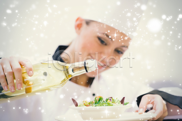 떨어짐 준비 행복 20대 백인 여자 청소년 한명 JPG 포토 해외이미지 눈송이 디자인 디지털 맛있는 미소(표정) 별 붓기 사발 샐러드 식당 식사 야간 요리 요리사 유니폼 음식 접시 주방 직업 채소 컴퓨터그래픽 크리스마스 하늘 해외202105