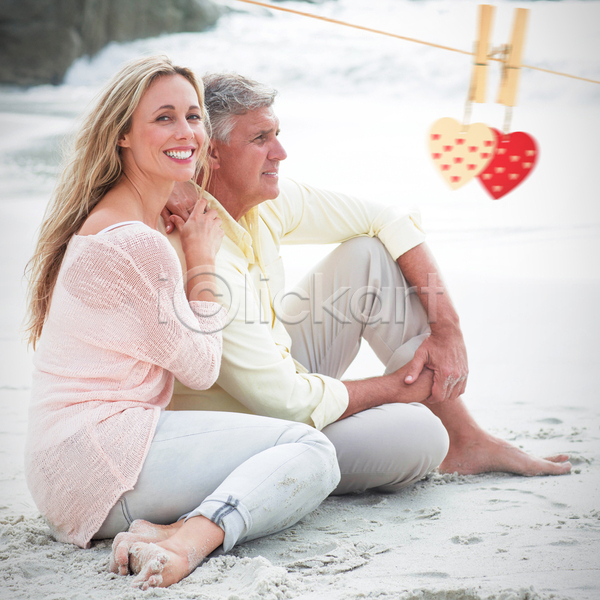 사랑 함께함 행복 30대 50대 남자 두명 백인 성인 여자 중년 JPG 포토 해외이미지 관계 라이프스타일 맑음 매달리기 미소(표정) 바다 발렌타인데이 빨간색 선 앉기 여름(계절) 취미 커플 포옹 하트 해외202105 휴가