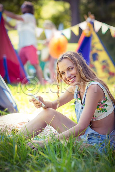 기쁨 자유 행복 흥분 20대 백인 사람없음 여자 청소년 JPG 포토 해외이미지 라이프스타일 맑음 무선통신 미소(표정) 스마트폰 앉기 여름(계절) 여행 연결 잡기 캐주얼 캠핑 캠핑장 통신 해외202105 핸드폰 휴가