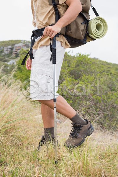 자유 20대 남자 백인 청소년 한명 JPG 포토 해외이미지 건강 걷기 도전 도피 라이프스타일 모험가 배낭 산 시골 신발 야외 여름(계절) 자연 장비 탐험 풍경(경치) 하늘 하이킹 해외202105 환경 휴가