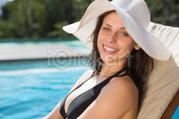 행복 휴식 백인 여자 청소년 한명 JPG 포토 해외이미지 날씬함 맑음 물 미소(표정) 비키니 수영복 수영장 앉기 야외 여름(계절) 응시 취미 해외202105 휴가