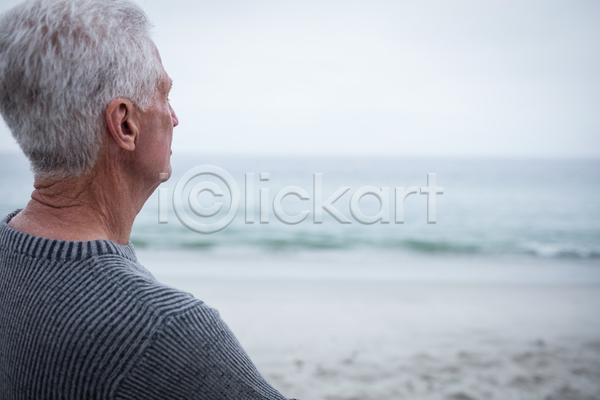 자유 평화 60대 남자 노년 백인 사람없음 JPG 포토 해외이미지 라이프스타일 명상 바다 배려 생각 스웨터 야외 여름(계절) 은퇴 해외202105 휴가