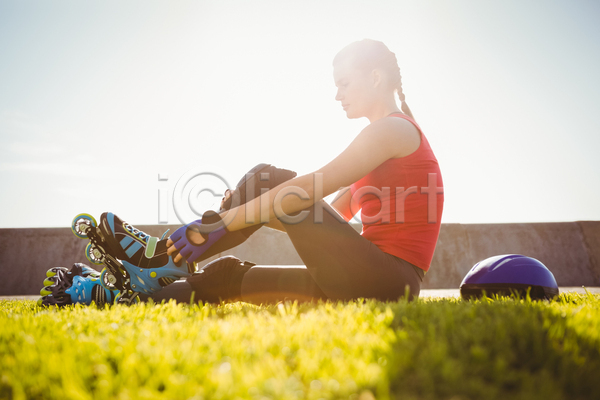 행복 휴식 20대 백인 여자 청소년 한명 JPG 포토 해외이미지 건강 단절 라이프스타일 맑음 미소(표정) 바디케어 봄 스케이팅 앉기 야외 여름(계절) 운동 운동복 주말 해외202105 햇빛