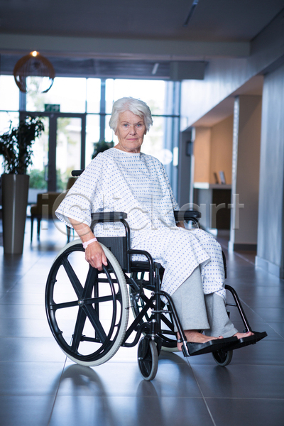 고통 기쁨 우정 함께함 행복 70대 노년 백인 사람없음 여자 JPG 포토 해외이미지 건강관리 긴급 모션 미소(표정) 병원 복도 앉기 은퇴 의료기기 장애 장애인 접근 지능 지원 직장 질병 출퇴근 치료 치유 해외202105 환자 회복 휠체어