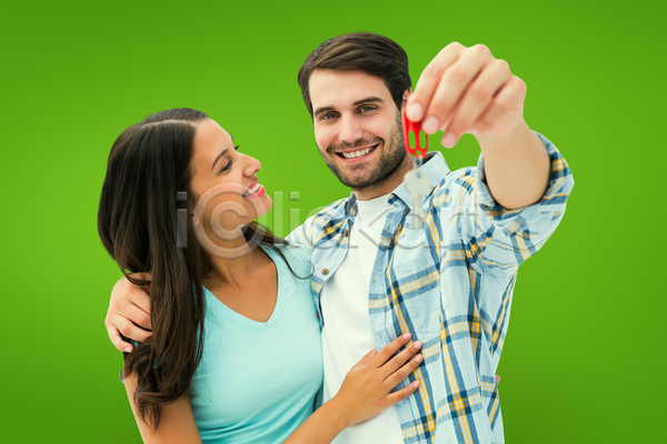 사랑 새로움 함께함 행복 흥분 20대 남자 두명 백인 여자 청소년 JPG 비네팅 포토 해외이미지 갈색머리 관계 대출 디지털 미소(표정) 보여주기 부동산 응시 잡기 초록색 캐주얼 커플 컴퓨터그래픽 포옹 해외202105 혼혈 힙스터