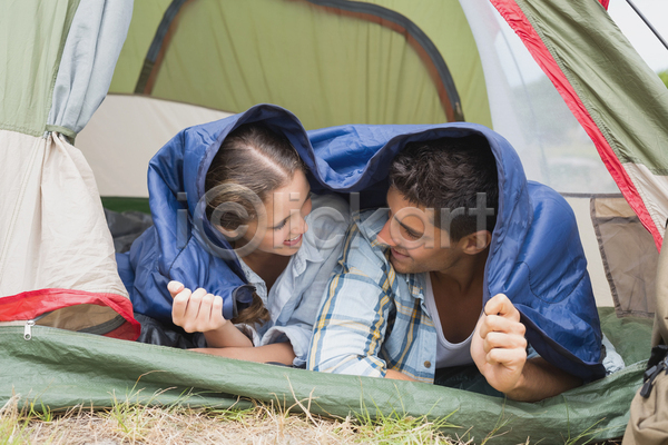 함께함 행복 휴식 20대 남자 두명 백인 여자 청소년 JPG 포토 해외이미지 거짓말 건강 관계 단절 도전 라이프스타일 모험가 미소(표정) 시골 야외 응시 자연 캠핑 커플 탐험 텐트 풍경(경치) 해외202105 혼혈 환경 휴가