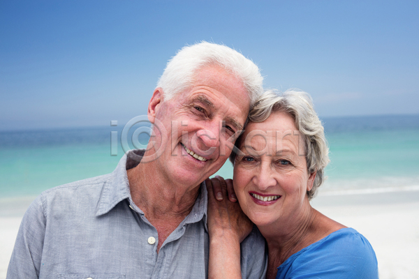 사랑 자유 함께함 행복 60대 70대 남자 노년 백인 사람없음 여자 JPG 포토 해외이미지 결합 관계 도피 라이프스타일 맑음 미소(표정) 바다 야외 여름(계절) 여행 여행객 은퇴 응시 정확 캐주얼 커플 포옹 해외202105 휴가