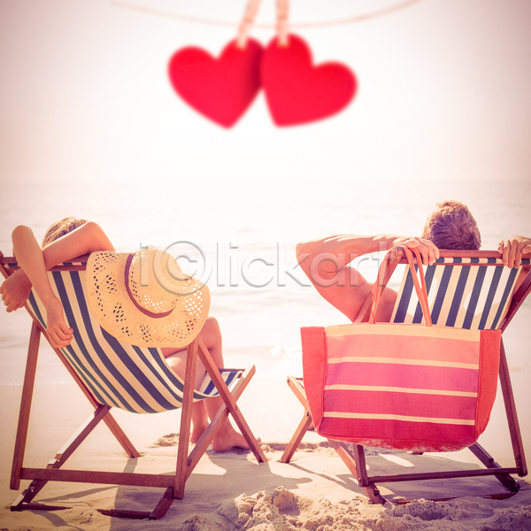따뜻함 사랑 섹시 함께함 20대 남자 두명 백인 여자 청소년 JPG 포토 해외이미지 관계 날씬함 라이프스타일 맑음 매달리기 발렌타인데이 비키니 빨간색 선 앉기 야외의자 여름(계절) 커플 하트 해외202105 햇빛 휴가