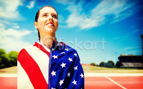 평화 행복 20대 백인 사람없음 여자 청소년 JPG 로우앵글 포토 해외이미지 게임 깃발 라이프스타일 맑음 미소(표정) 빨간색 선로 성조기 스포츠 야외 여름(계절) 운동 잡기 파란색 하늘 해외202105 햇빛 흰색