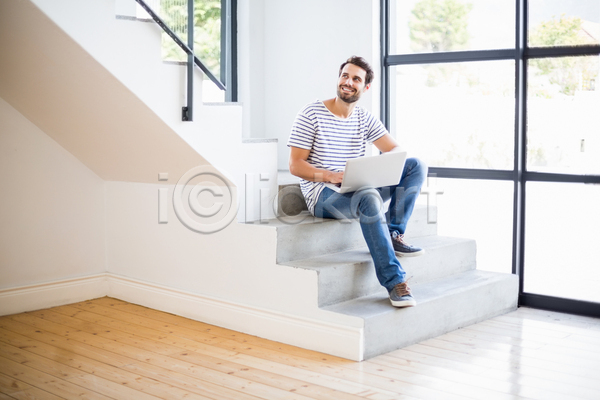 행복 20대 남자 백인 청소년 한명 JPG 포토 해외이미지 가정 거실 계단 공책 노트북 단계 라이프스타일 무선통신 미소(표정) 아파트 앉기 연결 인터넷 잡기 전자 주택 창문 캐주얼 컴퓨터 통신 해외202105