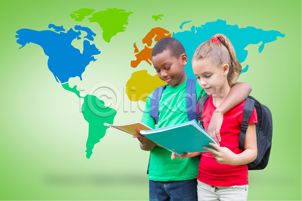 행복 남자 두명 백인 소년 어린이 여자 JPG 비네팅 포토 해외이미지 개발 검은색 교육 글로벌 독서 디지털 미소(표정) 유치원 지구 지도 책 초등학교 초록색 초보 컬러풀 컴퓨터그래픽 학교 학생 학습 해외202105