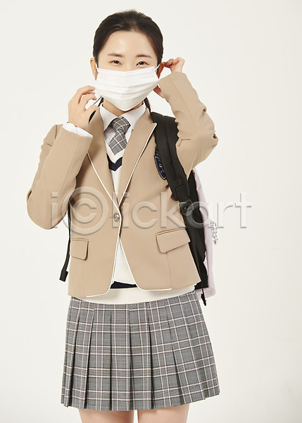 10대 고등학생 십대여자한명만 여자 청소년 한국인 한명 JPG 앞모습 포토 교복 마스크 마스크착용 상반신 스튜디오촬영 실내 여고생 웃음 책가방 코로나바이러스 학생 흰배경