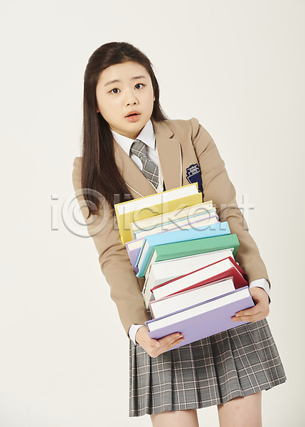 10대 고등학생 십대여자한명만 여자 청소년 한국인 한명 JPG 앞모습 포토 교복 들기 무거움 상반신 스튜디오촬영 실내 여고생 책 학생 흰배경 힘듦