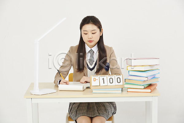집중 10대 고등학생 십대여자한명만 여자 청소년 한국인 한명 JPG 앞모습 포토 교복 디데이 상반신 스탠드 스튜디오촬영 시험공부 실내 앉기 여고생 책 책더미 책상 탁상달력 학생 흰배경