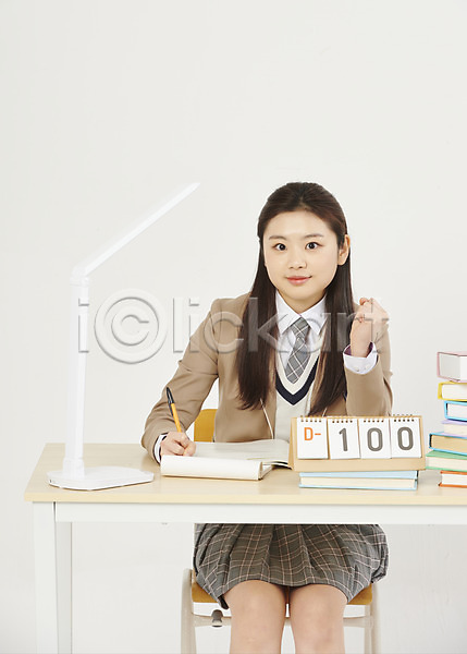 결심 10대 고등학생 십대여자한명만 여자 청소년 한국인 한명 JPG 앞모습 포토 교복 디데이 미소(표정) 상반신 스탠드 스튜디오촬영 시험공부 실내 앉기 여고생 책 책상 탁상달력 파이팅 학생 흰배경
