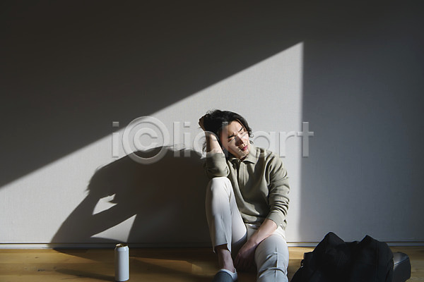 스트레스 30대 남자 성인 성인남자한명만 한국인 한명 JPG 앞모습 포토 PTSD 그림자 무기력 번아웃증후군 실내 앉기 우울증 전신 주간 증후군 캔맥주 코로나바이러스 코로나블루