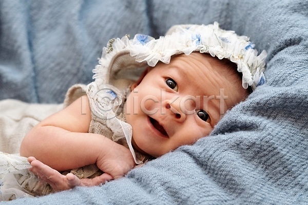 백인 아기 여자 여자아기한명만 한명 JPG 포토 해외이미지 눕기 담요 미소(표정) 상반신 신생아 응시