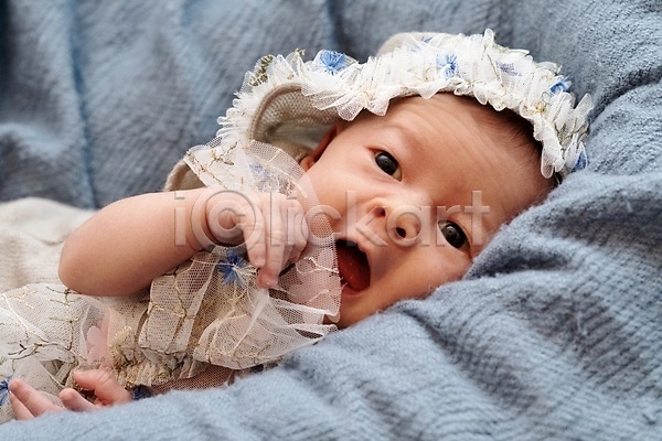 백인 아기 여자 여자아기한명만 한명 JPG 근접촬영 포토 해외이미지 눕기 담요 상반신 손짓 신생아 입벌림