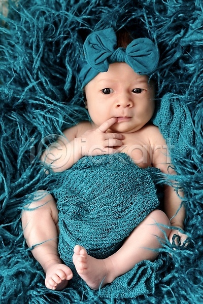 백인 아기 여자 여자아기한명만 한명 JPG 포토 해외이미지 눕기 담요 리본 손짓 신생아