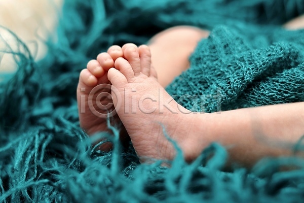 백인 아기 여자 여자아기한명만 한명 JPG 근접촬영 아웃포커스 포토 해외이미지 담요 발 신생아