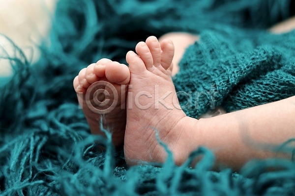 백인 아기 여자 여자아기한명만 한명 JPG 근접촬영 아웃포커스 포토 해외이미지 담요 발 신생아