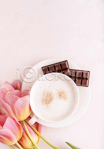 사람없음 JPG 포토 하이앵글 해외이미지 꽃다발 실내 초콜릿 카푸치노 커피잔 튤립 흰배경