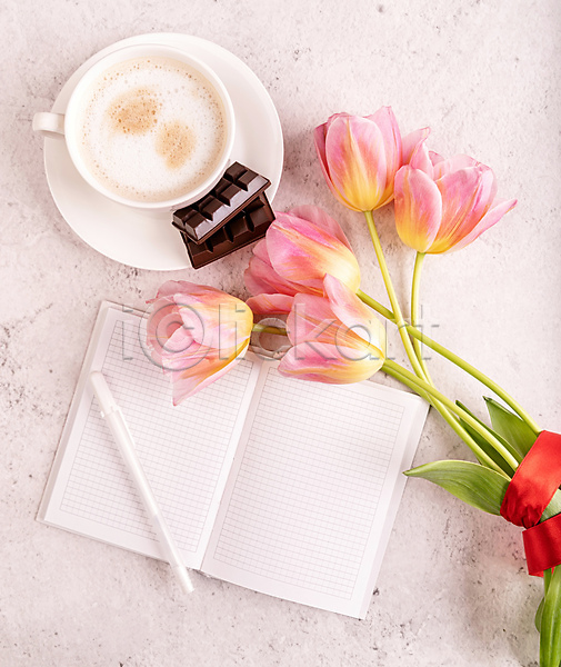 사람없음 JPG 포토 하이앵글 해외이미지 공책 꽃다발 실내 초콜릿 카푸치노 커피잔 튤립 흰배경
