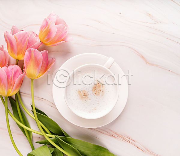 사람없음 JPG 포토 하이앵글 해외이미지 꽃다발 대리석 실내 카푸치노 커피잔 튤립 흰배경