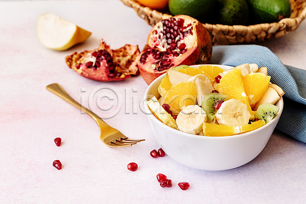 신선 사람없음 JPG 포토 해외이미지 건강식 과일샐러드 다이어트음식 바나나 석류 실내 오렌지 저칼로리식단 접시 키위 포크 흰배경