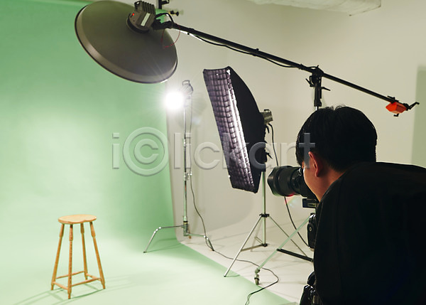 준비 20대 남자 성인 성인남자한명만 한국인 한명 JPG 뒷모습 포토 배경지 백그라운드 사진관 사진사 사진조명 사진촬영 상반신 스튜디오 스튜디오촬영 실내 의자 조명 초록색 촬영장비 촬영카메라