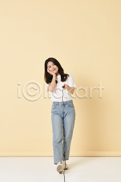 20대 성인 성인여자한명만 여자 한국인 한명 JPG 앞모습 포토 노란배경 들기 리모컨 미소(표정) 사진관 서기 셀프스튜디오 셀프카메라 스튜디오 스튜디오촬영 실내 전신 턱괴기