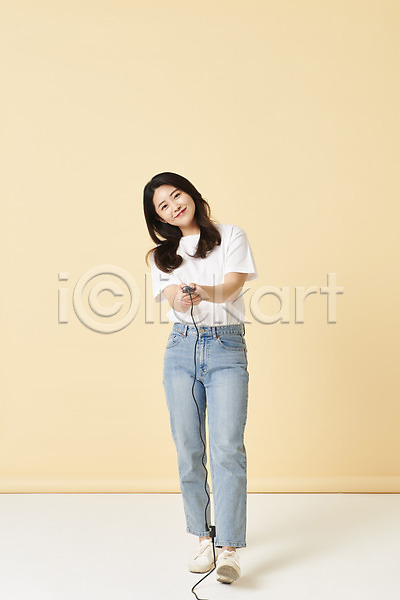 20대 성인 성인여자한명만 여자 한국인 한명 JPG 앞모습 포토 노란배경 들기 리모컨 미소(표정) 사진관 서기 셀프스튜디오 셀프카메라 스튜디오 스튜디오촬영 실내 전신