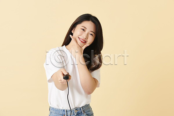 20대 성인 성인여자한명만 여자 한국인 한명 JPG 앞모습 포토 노란배경 들기 리모컨 미소(표정) 사진관 상반신 셀프스튜디오 셀프카메라 손짓 스튜디오 스튜디오촬영 실내