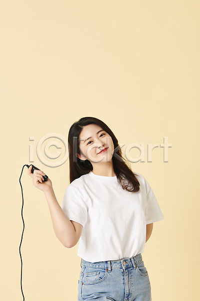 20대 성인 성인여자한명만 여자 한국인 한명 JPG 앞모습 포토 노란배경 들기 리모컨 미소(표정) 사진관 상반신 셀프스튜디오 셀프카메라 스튜디오 스튜디오촬영 실내