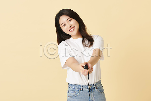 20대 성인 성인여자한명만 여자 한국인 한명 JPG 앞모습 포토 노란배경 들기 리모컨 미소(표정) 사진관 상반신 셀프스튜디오 셀프카메라 손모으기 스튜디오 스튜디오촬영 실내