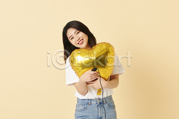 20대 성인 성인여자한명만 여자 한국인 한명 JPG 앞모습 포토 노란배경 들기 리모컨 미소(표정) 사진관 상반신 셀프스튜디오 셀프카메라 스튜디오 스튜디오촬영 실내 안기 하트풍선