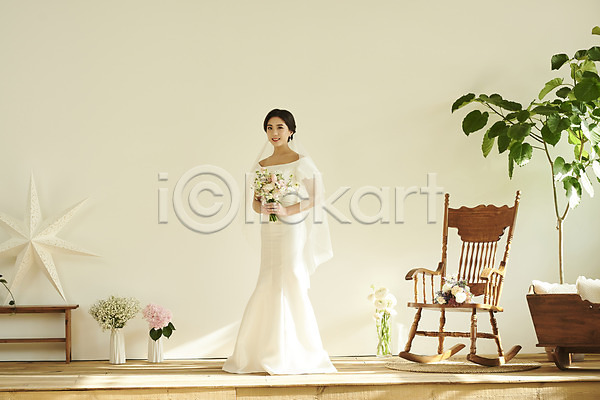 설레임 행복 20대 성인 성인여자한명만 여자 한국인 한명 JPG 앞모습 포토 결혼 꽃 들기 미소(표정) 부케 서기 스몰웨딩 스튜디오촬영 신부(웨딩) 실내 웨딩드레스 웨딩촬영 전신 흔들의자