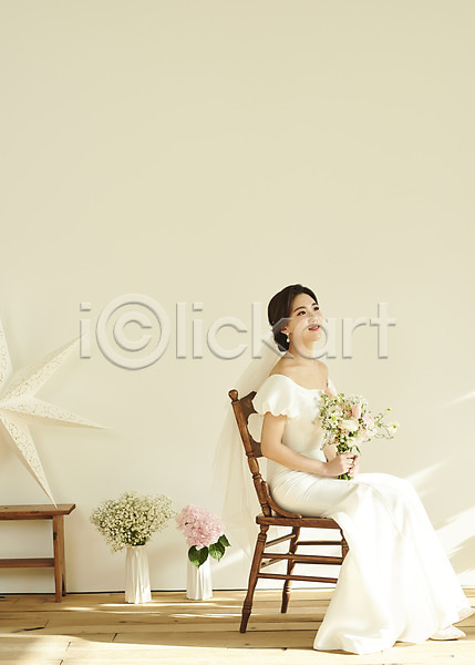 설레임 행복 20대 성인 성인여자한명만 여자 한국인 한명 JPG 앞모습 포토 결혼 꽃 들기 미소(표정) 부케 스몰웨딩 스튜디오촬영 신부(웨딩) 실내 앉기 올려보기 웨딩드레스 웨딩촬영 의자 전신