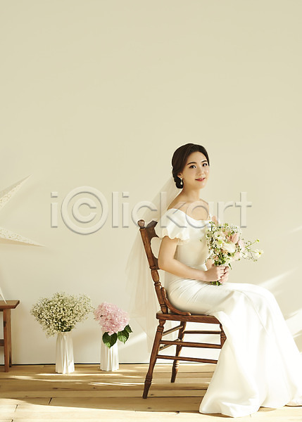 설레임 행복 20대 성인 성인여자한명만 여자 한국인 한명 JPG 앞모습 포토 결혼 꽃 들기 미소(표정) 부케 스몰웨딩 스튜디오촬영 신부(웨딩) 실내 앉기 웨딩드레스 웨딩촬영 의자 전신