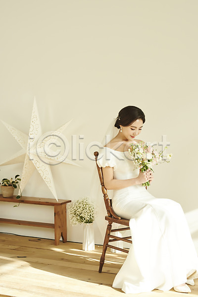 설레임 행복 20대 성인 성인여자한명만 여자 한국인 한명 JPG 앞모습 포토 결혼 꽃 내려보기 들기 미소(표정) 부케 스몰웨딩 스튜디오촬영 신부(웨딩) 실내 앉기 웨딩드레스 웨딩촬영 의자 전신