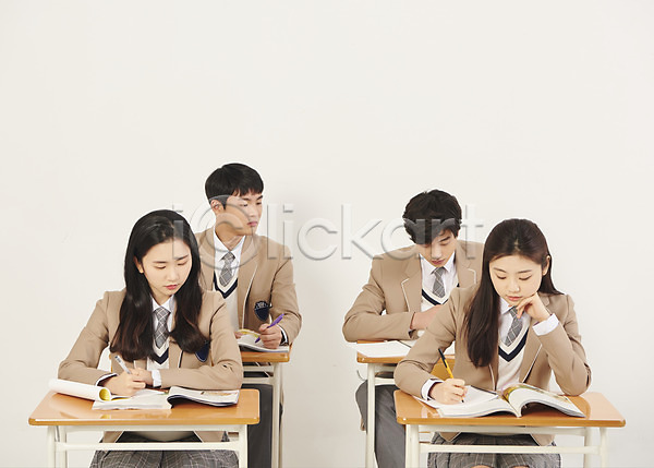 집중 10대 고등학생 남자 십대만 여러명 여자 청소년 한국인 JPG 앞모습 포토 교복 들기 베이지색배경 상반신 수업 스쿨라이프 스튜디오촬영 실내 십대라이프스타일 앉기 책 책상 친구 턱괴기 학교 학생