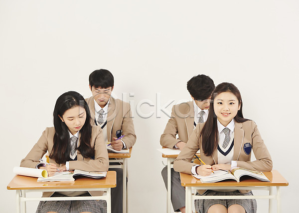 집중 10대 고등학생 남자 십대만 여러명 여자 청소년 한국인 JPG 앞모습 포토 교복 미소(표정) 베이지색배경 상반신 수업 스쿨라이프 스튜디오촬영 실내 십대라이프스타일 앉기 응시 책 책상 친구 학교 학생