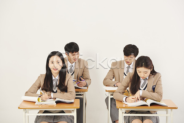 집중 10대 고등학생 남자 십대만 여러명 여자 청소년 한국인 JPG 앞모습 포토 교복 기록 미소(표정) 베이지색배경 상반신 수업 스쿨라이프 스튜디오촬영 실내 십대라이프스타일 앉기 응시 책 책상 친구 학교 학생