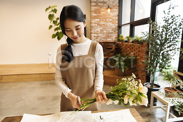 20대 성인 성인여자한명만 여자 한국인 한명 JPG 앞모습 포토 꽃다발 들기 미소(표정) 상반신 실내 싱글라이프 우먼라이프 자르기 조경가위 취미 힐링