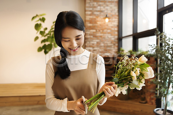 20대 성인 성인여자한명만 여자 한국인 한명 JPG 아웃포커스 앞모습 포토 꽃다발 들기 미소(표정) 상반신 실내 싱글라이프 우먼라이프 자르기 조경가위 취미 힐링