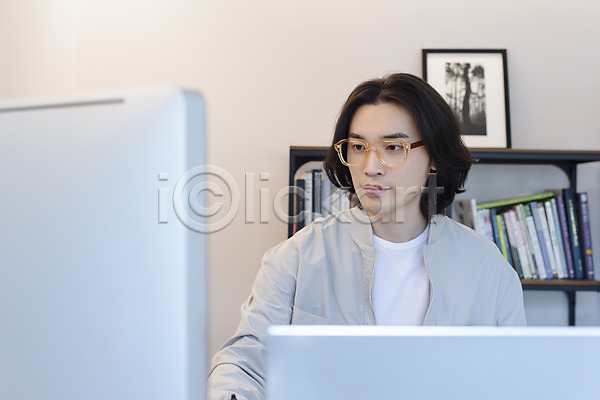 집중 30대 남자 성인 성인남자한명만 한국인 한명 JPG 앞모습 포토 노트북 맨라이프 사진사 상반신 실내 싱글라이프 안경낌 응시 작업 재택근무 컴퓨터 프리랜서