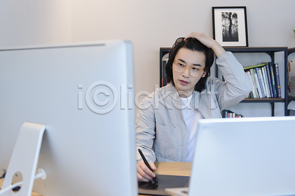 30대 남자 성인 성인남자한명만 한국인 한명 JPG 앞모습 포토 노트북 맨라이프 사진사 상반신 실내 싱글라이프 안경낌 작업 잡기 재택근무 컴퓨터 태블릿 프리랜서