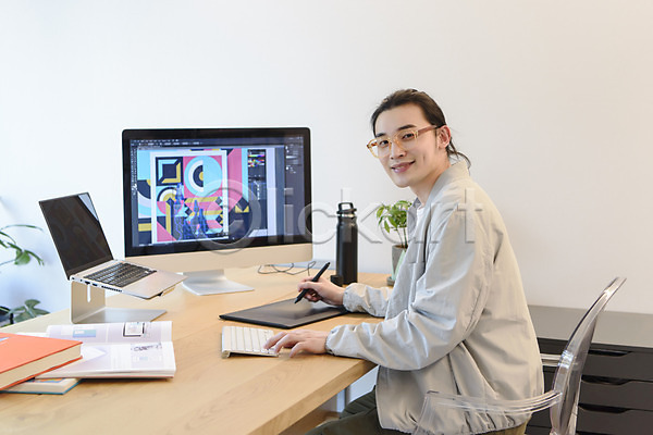 30대 남자 성인 성인남자한명만 한국인 한명 JPG 옆모습 포토 노트북 디자이너 맨라이프 미소(표정) 상반신 실내 싱글라이프 안경낌 응시 일러스트레이터 작업 잡기 재택근무 컴퓨터 태블릿 프리랜서