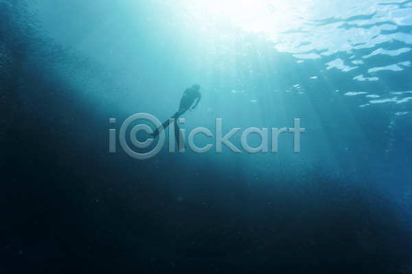 30대 남자 성인 성인남자한명만 한국인 한명 JPG 뒷모습 실루엣 포토 바다 바닷속 빛 수영 수중사진 잠수부 전신 프리다이빙